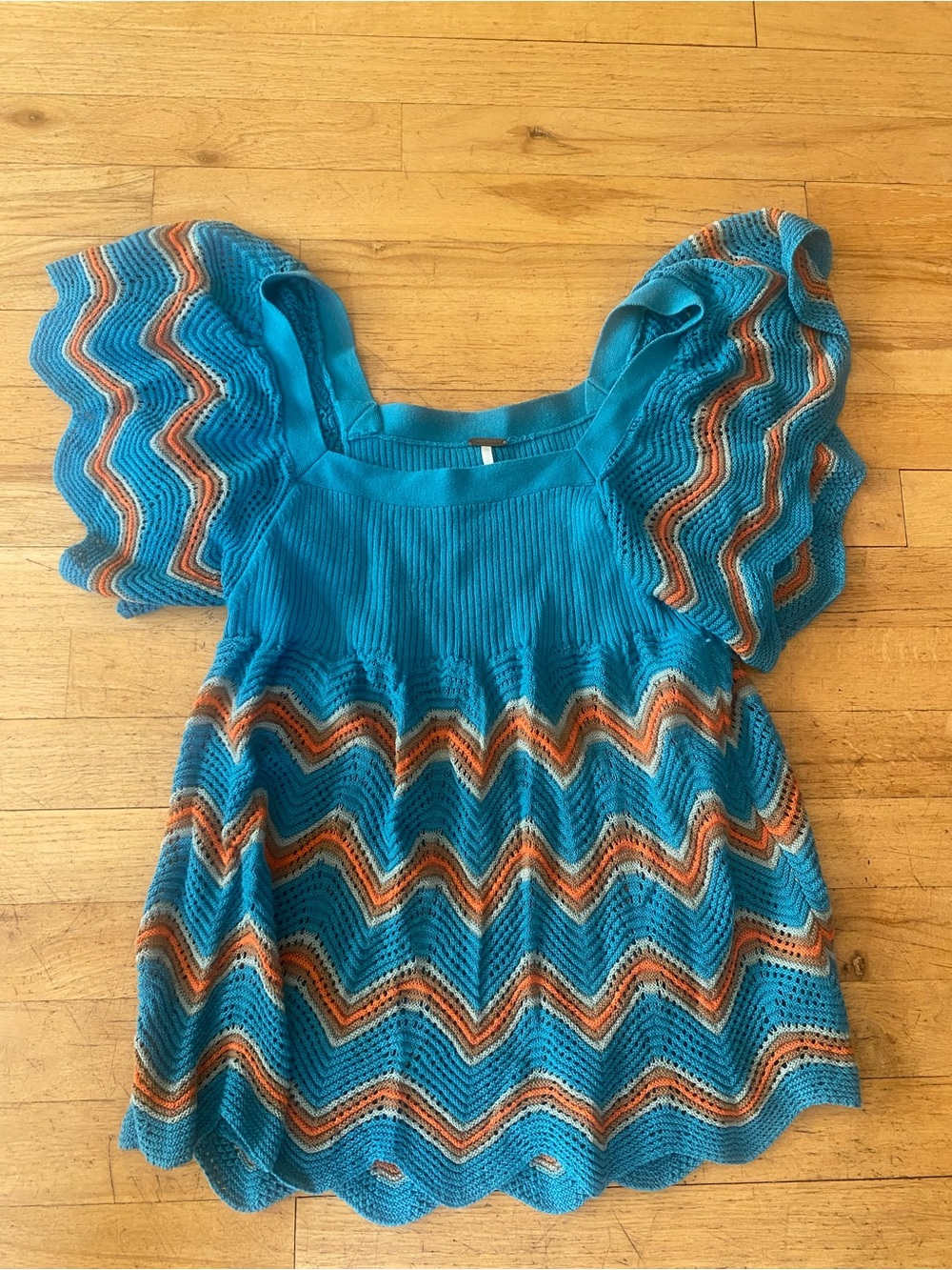 Free people pretty flutter sleeve top. Pretty colors. Size medium